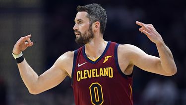 Cavs vence a suplentes de Bucks, quedan octavos del Este
