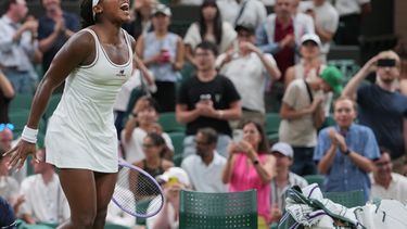 la estadounidense Coco Gauff celebra después de ganar sobre la hora a la suiza Belinda Bencic en el partido del torneo individual femenino del Campeonato de Tenis de Wimbledon, el domingo 5 de julio de 2026, en Londres. (AP Foto/Kin Cheung)