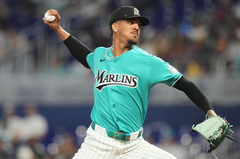 El lanzador abridor de los Marlins de Miami, Eury Pérez, lanza durante la primera entrada de un juego de béisbol contra los Cerveceros de Milwaukee, el domingo 19 de abril de 2026, en Miami. (AP Foto/Lynne Sladky)