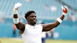 El wide receiver Tyreek Hill de los Dolphins de Miami previo al partido contra los Commanders de Washington, el sábado 17 de agosto de 2024, en Miami Gardens, Florida. (AP Foto/Rhona Wise)
