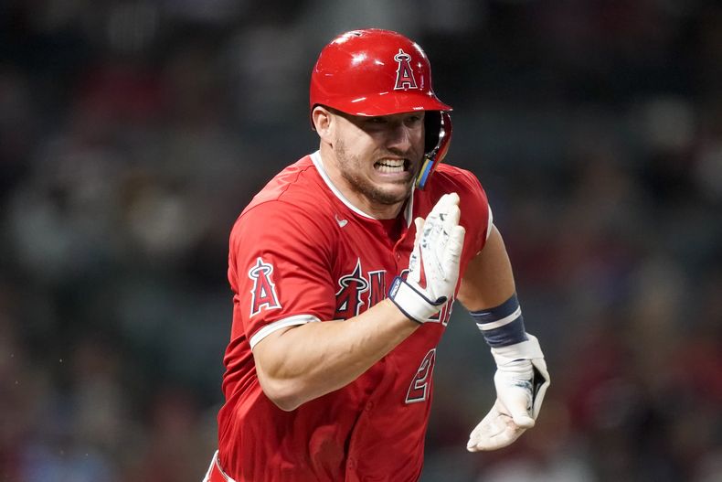 Mike Trout, de los Angelinos de Los Ángeles, corre tras batear un sencillo en el juego del lunes 29 de abril de 2024, ante los Filis de Filadelfia (AP Foto/Ryan Sun)