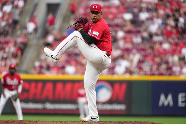 El venezolano José Franco, de los Rojos de Cincinnati, realiza un lanzamiento en el segundo juego de una doble cartelera ante los Guardianes de Cleveland, el martes 28 de julio de 2026 (AP Foto/Kareem Elgazzar)