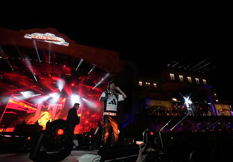 El cantante mexicano Natanael Cano durante su presentación en el primer día del festival Arre en la Ciudad de México el domingo 10 de septiembre de 2023. (Foto AP/Fernando Llano)