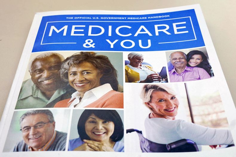 ARCHIVO - Fotografía del manual de Medicare tomada en Washington, el 8 de noviembre de 2018. (AP Foto/Pablo Martinez Monsivais, Archivo)