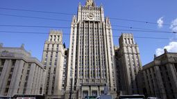 ARCHIVO - El edificio principal del Ministerio de Asuntos Exteriores de Rusia en el centro de Moscú, 16 de agosto de 2006, con un emblema estatal de la Unión Soviética en la fachada. (Foto AP/Mikhail Metzel, Archivo)