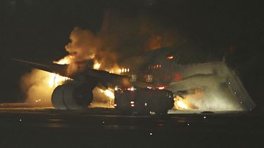 Un avión de Japan Airlines arde sobre la pista del aeropuerto Haneda el martes 2 de enero de 2024, en Tokio, Japón. (Kyodo News vía AP)