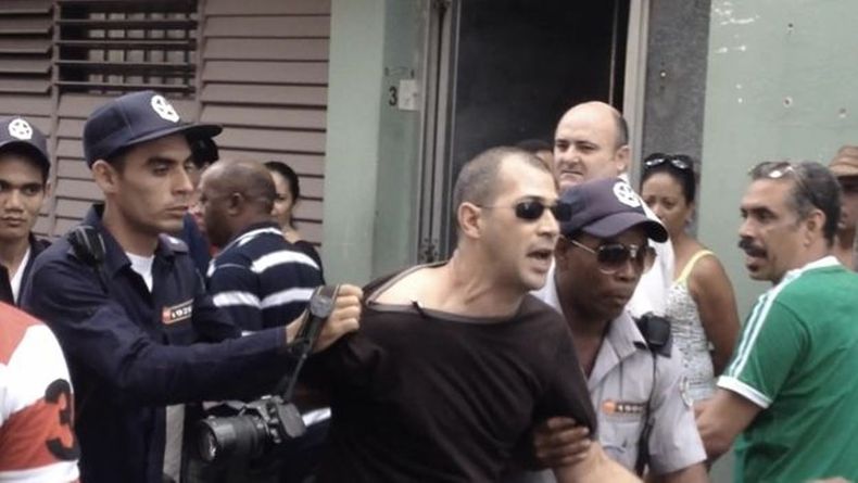 A principios de marzo, el periodista oficial Leandro Pérez fue detenido en Cuba mientras fotografiaba un arresto.