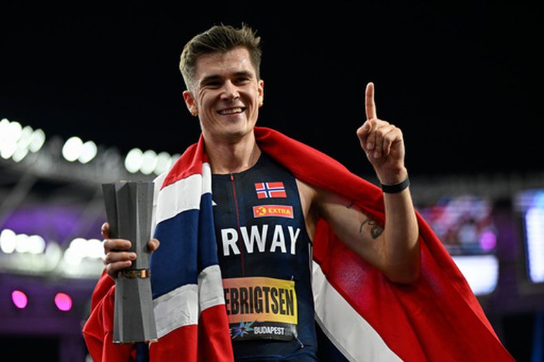 El noruego Jakob Ingebrigtsen celebra con el trofeo tras ganar los 5.000 metros en el Ultimate Championship el viernes 11 de septiembre del 2026. (AP Foto/Denes Erdos)