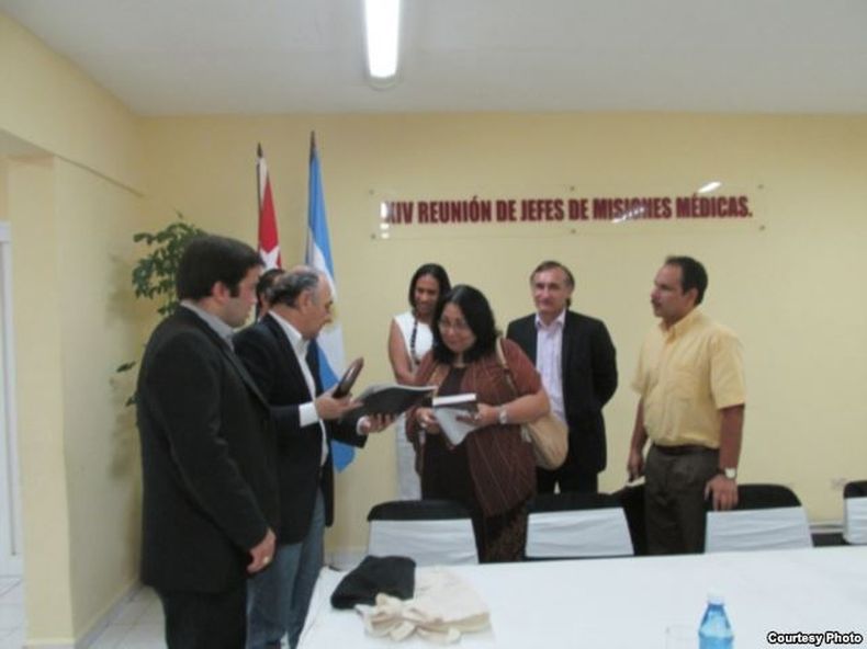 Protestan por las diferencias de formación y salarios con los profesionales locales.