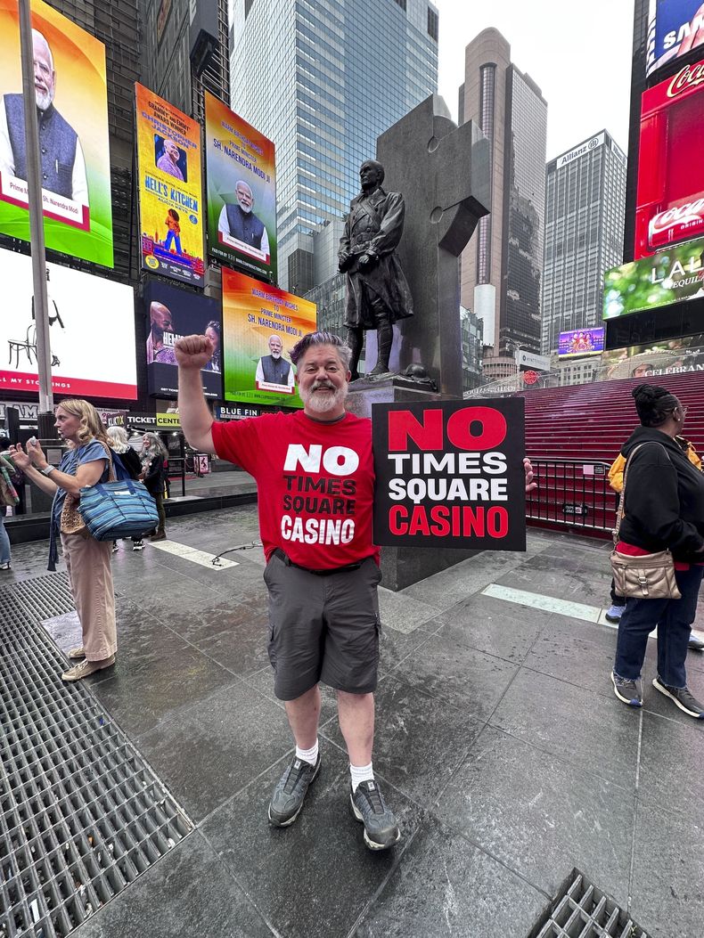 Bill Hubner, un opositor a un casino que trabaja en vestuario para espectáculos de Broadway, en Times Square el miércoles 17 de septiembre de 2025. (Foto AP/Philip Marcelo)