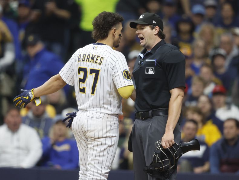 El dominicano Willy Adames, de los Cerveceros de Milwaukee, discute con el umpire del plato Adam Beck durante el juego del sábado 29 de abril de 2023 (AP Foto/Jeffrey Phelps)