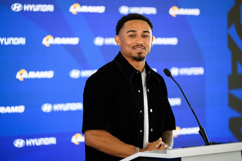 Trent McDuffie, nuevo defensa lateral de los Rams de Los Ángeles, habla durante una conferencia de prensa de la NFL, el jueves 12 de marzo de 2026, en Los Ángeles. (Foto AP/William Liang)
