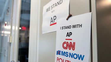 Un letrero en apoyo a los medios de comunicación en la sala de prensa de la Casa Blanca, en Washington, el 19 de septiembre de 2026. (AP Foto/José Luis Magana)