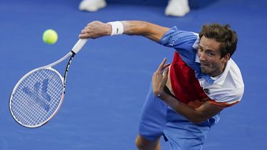 Medvedev vence a Andújar y se acerca a la cima