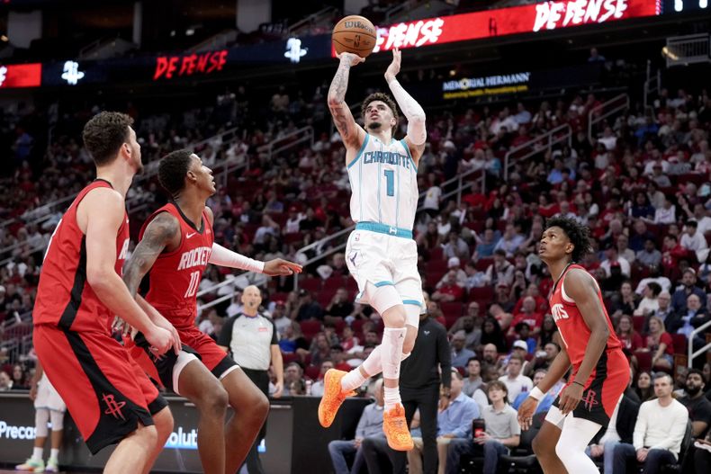 LaMelo Ball (1), de los Hornets de Charlotte, intenta un tiro contra los Rockets de Houston durante la primera mitad de un partido de baloncesto de la NBA el miércoles 23 de octubre de 2024 en Houston. (Foto AP/Eric Christian Smith)
