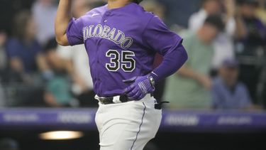 El jugador de los Rockies de Colorado Elias Diaz hace un gesto mientras cruza el plato tras pegar un jonrón solitario ante los Marlins de Miami Edward Cabrera en el sexto inning del juego de béisbol el lunes 22 de mayo de 2023, en Denver. (AP Foto/David Zalubowski)