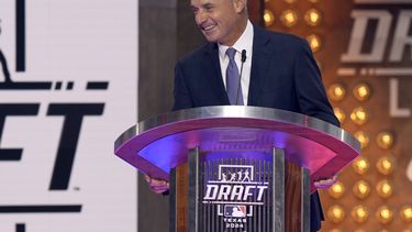 Rob Manfred, comisionado de las Grandes Ligas, habla en el draft, el domingo 14 de julio de 2024, en Fort Worth, Texas (AP Foto/LM Otero)