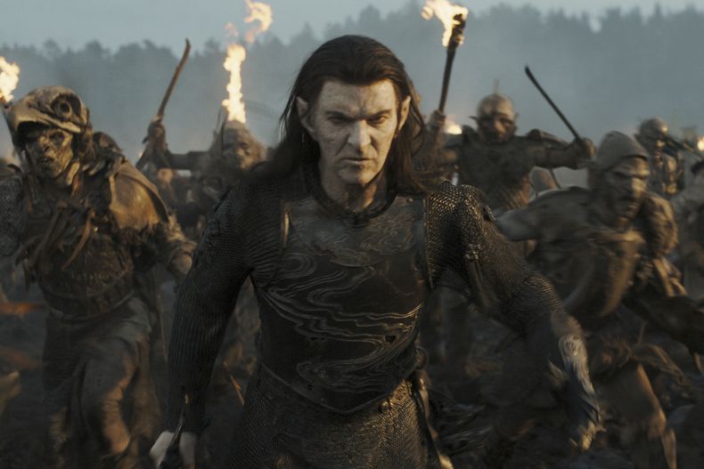 En esta imagen proporcionada por Prime Video, Sam Hazeldine en una escena de The Lord of The Rings: The Rings of Power. (Prime Video via AP)