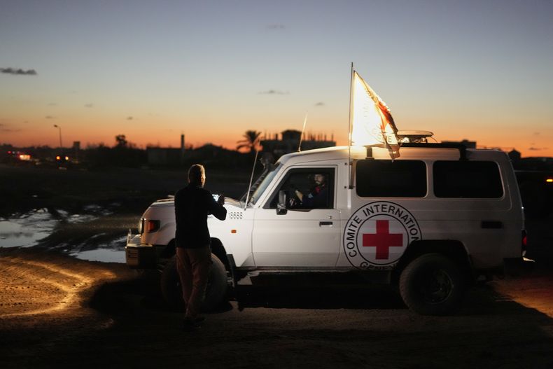Un convoy de la Cruz Roja que transporta los restos de una persona, presuntamente un rehén fallecido entregado por milicianos gazatíes, se abre paso hacia el cruce fronterizo con Israel para ser transferido a las autoridades israelíes, en Deir al-Balah, en el centro de la Franja de Gaza, el martes 25 de noviembre de 2025. (AP Foto/Abdel Kareem Hana)