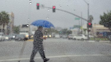 otra debil onda tropical provocara lluvias para hoy