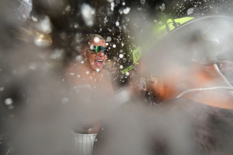 El dominicano Manny Machado, de los Padres de San Diego, festeja con sus compañeros tras eliminar a los Cachorros de Chicago en la serie de comodines, el miércoles 30 de septiembre de 2026 (AP Foto/Gregory Bull)