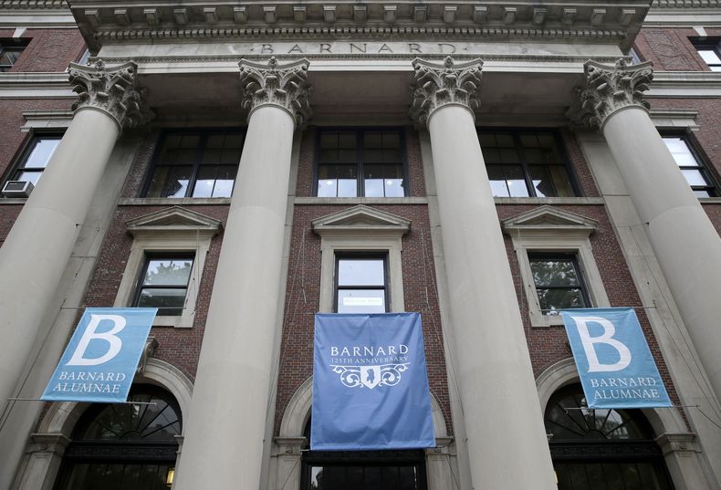 ARCHIVO - Pancartas colgadas de un edificio en el Barnard College, el 28 de mayo de 2015, en Nueva York. (AP Foto/Seth Wenig, Archivo)