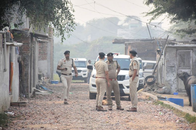 Agentes de seguridad se ven ante una casa en Fatehpur Tagga, en Faridabad, a las afueras de Nueva Delhi India, el lunes 10 de noviembre de 2025. (AP Foto)