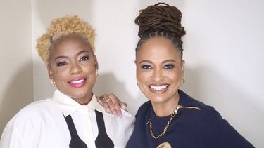 Aunjanue Ellis-Taylor, izquierda, y la directora Ava DuVernay posan para un retrato para promover la película Origin el martes 5 de diciembre de 2023, en Beverly Hills, California. (Foto AP/Damian Dovarganes)