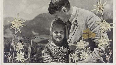 Subastan foto de Hitler abrazando niña de ascendencia judía