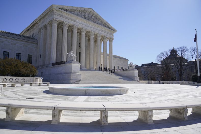 ARCHIVO - Un grupo de personas en la escalinata de la Corte Suprema de Estados Unidos, el 11 de febrero de 2022, en Washington.. (AP Foto/Mariam Zuhaib, Archivo)