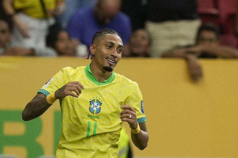 Raphinha, de la selección de Brasil, festeja tras anotar ante Perú en un partido de la eliminatoria mundialista, disputado el martes 15 de octubre de 2024, en Brasilia (AP Foto/Eraldo Peres)