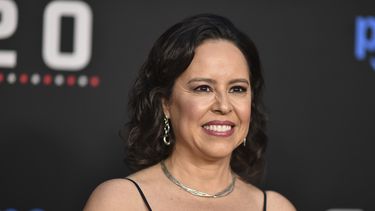 Patricia Riggen llega al estreno de G20 el jueves 27 de marzo de 2025, en el Teatro Chino TCL de Los Ángeles. (Foto Richard Shotwell/Invision/AP)