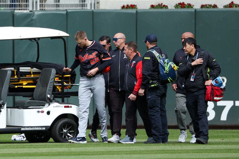 Parker Meadows, de los Tigres de Detroit, recibe ayuda para marcharse del campo tras sufrir una colisión con su compañero Riley Greene el jueves 9 de abril de 2026, en un juego ante los Mellizos de Minnesota (AP Foto/Matt Krohn)