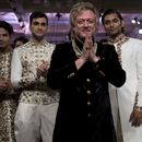 El diseñador de modas Rohit Bal en un desfile de modas en Nueva Delhi el 24 de julio del 2016. (AP foto/Tsering Topgyal)