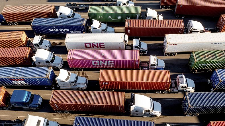 ARCHIVO - Camiones hacen fila para entrar en la terminal de mercancías del puerto de Oakland, el 10 de noviembre de 2021, en Oakland, California. (AP Foto/Noah Berger, archivo)