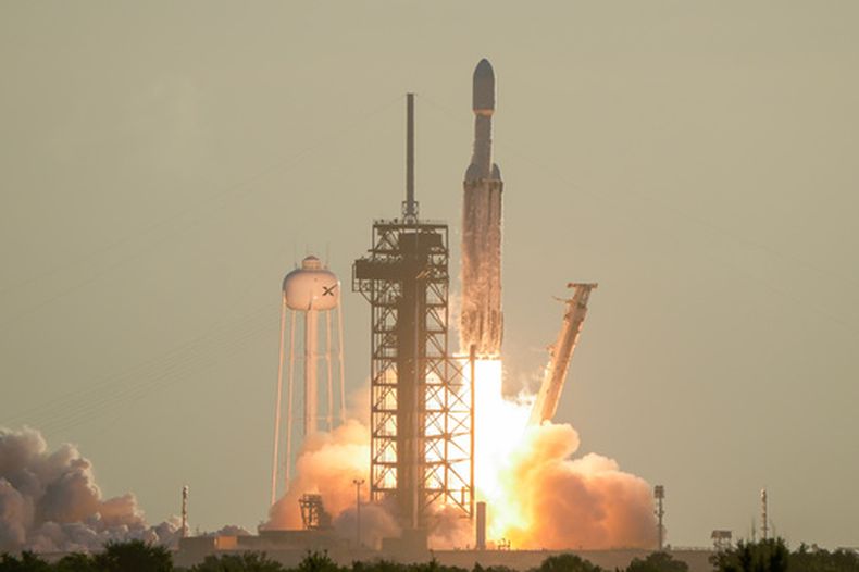 Un cohete Falcon Heavy de SpaceX despega desde el complejo de lanzamiento 39A del Centro Espacial Kennedy con el Telescopio Roman del observatorio espacial a bordo, el domingo 30 de agosto de 2026, en Cabo Cañaveral, Florida. (AP Foto/John Raoux)