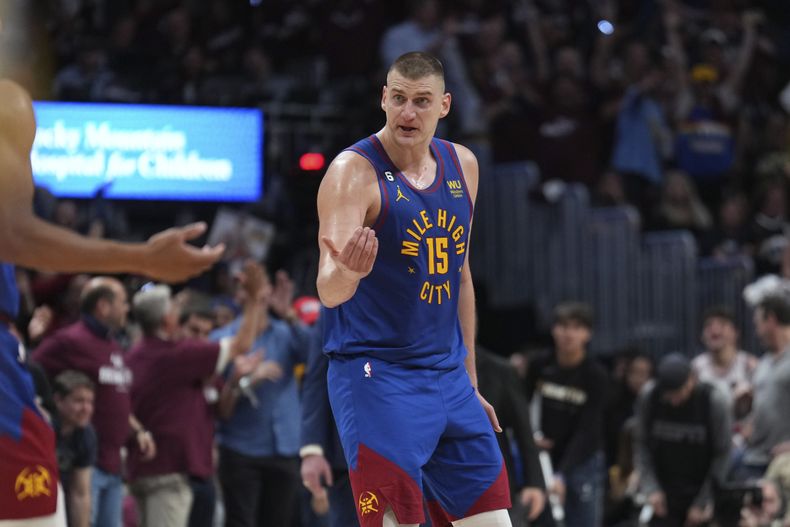El serbio Nikola Jokic, de los Nuggets de Denver, festeja en el primer partido de la final de la Conferencia Oeste ante los Lakers de Los Ángeles, el martes 16 de mayo de 2023 (AP Foto/Jack Dempsey)