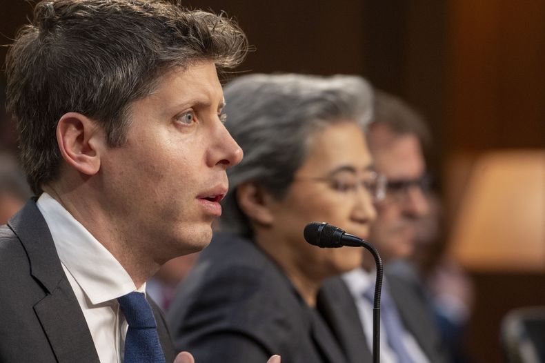 Sam Altman, cofundador y director ejecutivo de OpenAI, izquierda, testifica ante una comisión del Senado sobre Comercio, Ciencia y Transporte con la doctora Lisa Su, directora ejecutiva y presidenta de Advanced Micro Devices (AMD), y Michael Intrator, cofundador y director ejecutivo de CoreWeave, el jueves 8 de mayo de 2025, en Washington. (AP Foto/Kevin Wolf)