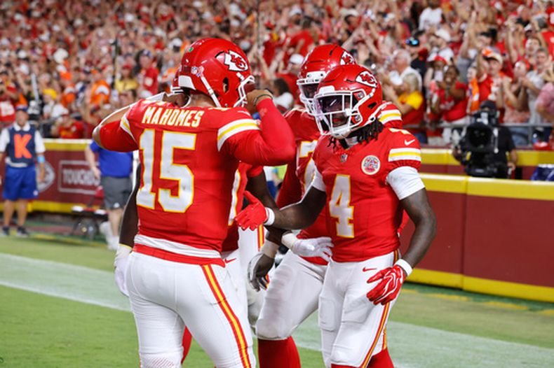 El mariscal de campo de los Chiefs de Kansas City, Patrick Mahomes (15), y el receptor abierto Rashee Rice (4) reaccionan tras conectar un pase de touchdown durante la primera mitad de un partido de la NFL contra los Broncos de Denver, el lunes 14 de septiembre de 2026, en Kansas City, Misuri. (Foto AP/Colin E. Braley) Kansas City Chiefs quarterback Patrick Mahomes (15) and wide receiver Rashee Rice (4) react after they connected for a touchdown pass and catch against the Denver Broncos during the first half of an NFL football game Monday, Sept. 14, 2026, in Kansas City, Mo. (AP Photo/Colin E. Braley)