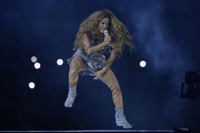 ARCHIVO - La cantante colombiana Shakira actúa en el medio tiempo de la final de fútbol de la Copa América entre Argentina y Colombia en Miami Gardens, Florida, el domingo 14 de julio de 2024. (Foto AP/Wilfredo Lee, archivo)
