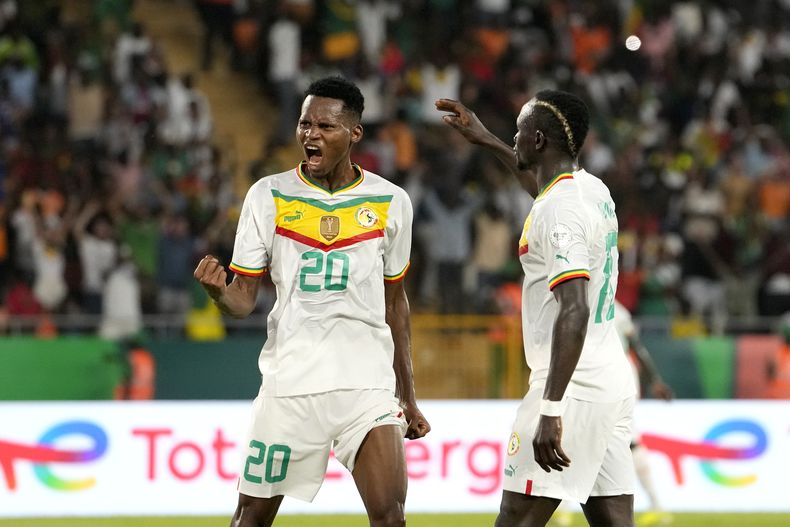 Habib Diallo celebra con su compañero de Senegal Sadio Mane tras anotar el segundo tanto en el encuentro ante Camerún en el Grupo C de la Copa Africana de Naciones el viernes 19 de enero del 2024. (AP Foto/Sunday Alamba)