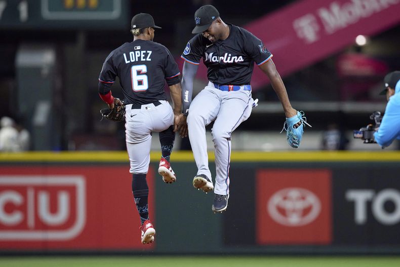 El jardinero central de los Marlins de Miami Jesús Sánchez celebra con el segunda base la victoria ante los Marineros de Seattle el viernes 25 de abril del 2025. (AP Foto/John Froschauer)