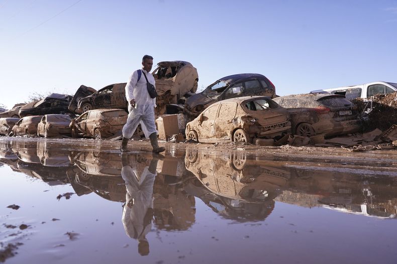 Las inundaciones en Catarroja, en la región de Valencia, España, el 12 de noviembre del 2024. (AP foto/Alberto Saiz)