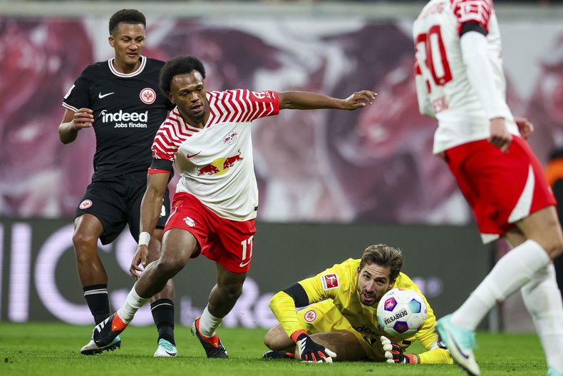 Lois Openda del Leipzig supera con el balón al porter del Eintracht Frankfurt Kevin Trapp en el encuentro de la Bundesliga del sábado 13 de enero del 2024. (Jan Woitas/dpa via AP)