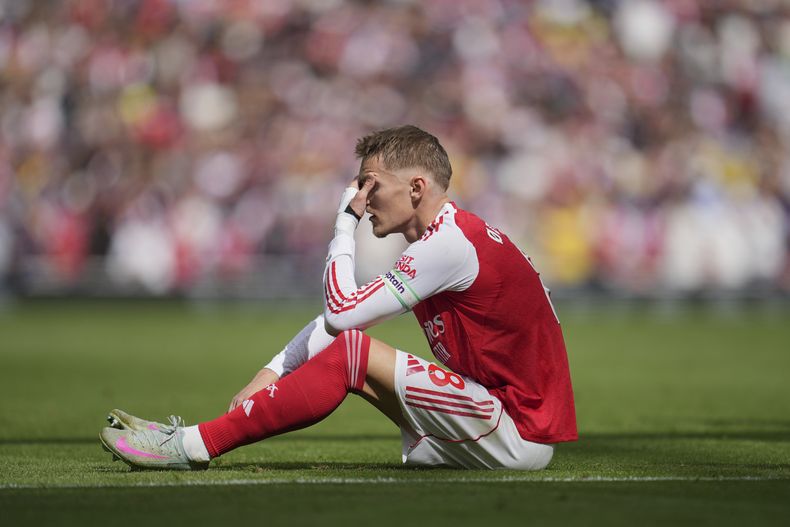 El volante de Arsenal Martin Odegaard tras lesionarse en el partido contra Nottingham Forest en la Liga Premier, el sábado 13 de septiembre de 2025, en Londres. (AP Foto/Kin Cheung)
