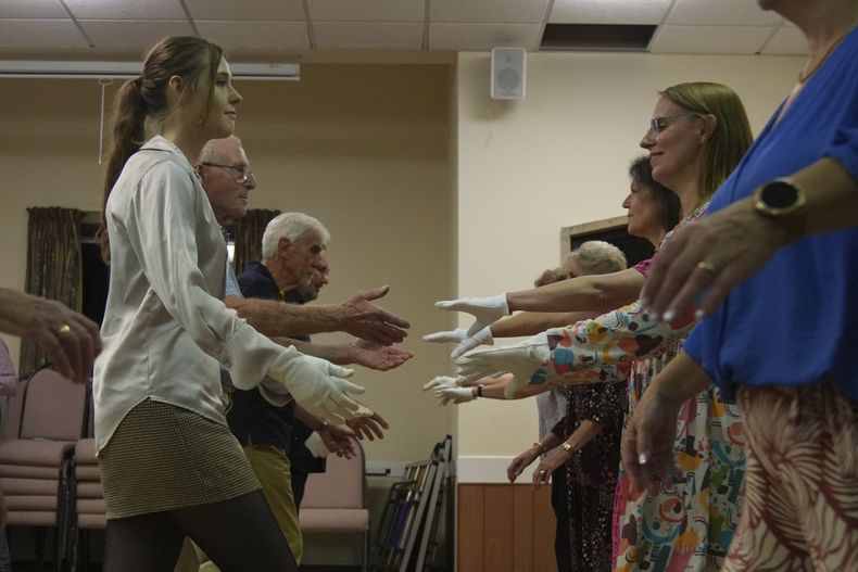 Miembros de Hampshire Regency Dancers practican danza en Winchester, Inglaterra, el 10 de septiembre de 2025, antes del Festival Jane Austen de 10 días que comienza el viernes. (Foto AP/Joanna Chan)