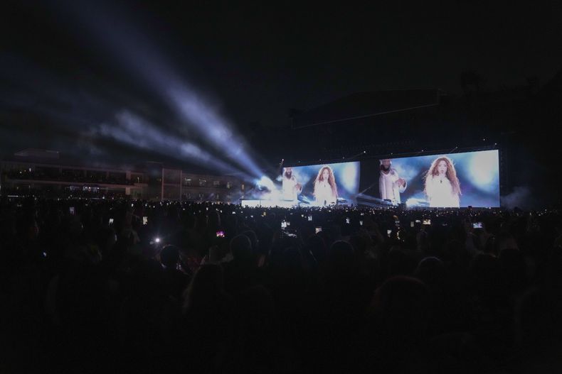 Fans de Shakira ovacionan durante el primer concierto de su gira mundial Las Mujeres Ya No Lloran en la Ciudad de México, el miércoles 19 de marzo de 2025. (Foto AP/Eduardo Verdugo)
