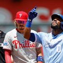 Starling Marte (0), de los Reales de Kansas City, reacciona cerca de Bryson Stott (5), segunda base de los Filis de Filadelfia, después de batea un doble productor durante la primera entrada del juego de béisbol de Grandes Ligas el lunes 6 de julio de 2026, en Kansas City, Missouri. (AP Foto/Colin E. Braley)