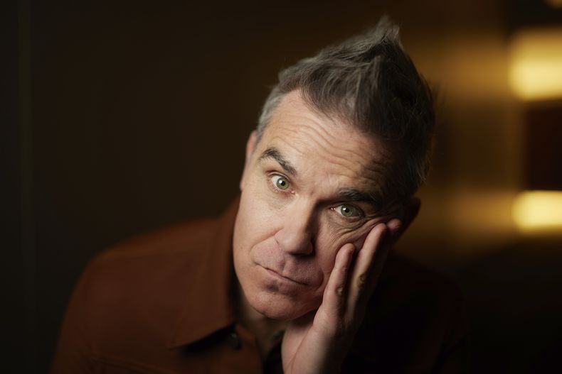 Robbie Williams posa para promover la película Better Man el miércoles 13 de noviembre de 2024 en Nueva York. (Foto Matt Licari/Invision/AP)