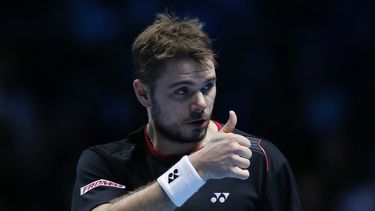 americateve | El suizo Stanislas Wawrinka gesticula hacia su entrenador tras ganar un set contra David Ferrer en la Copa Masters el viernes, 8 de noviembre de 2013, en Londres. (AP Photo/Sang Tan)